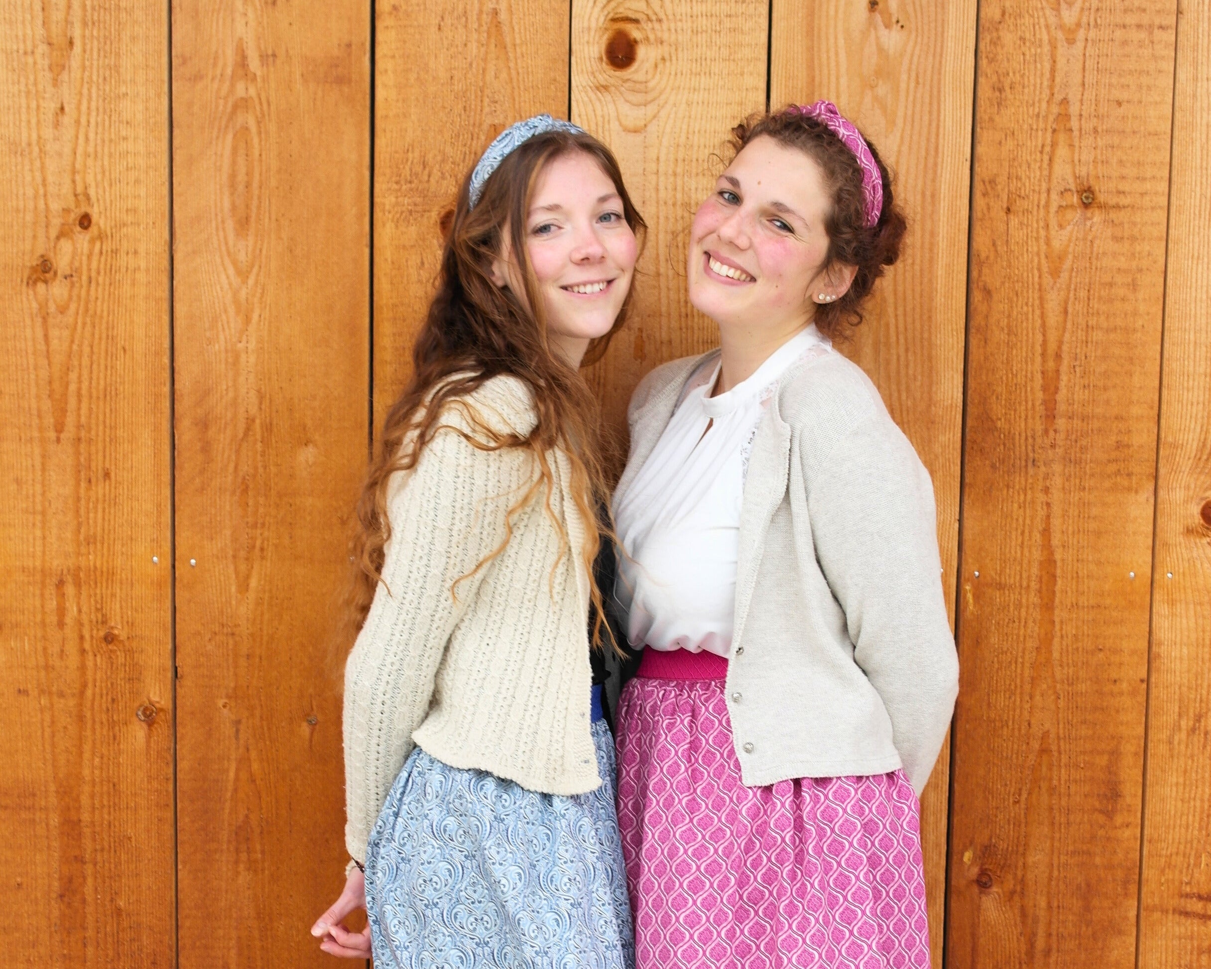 Lachende Frauen im Trachtenrock